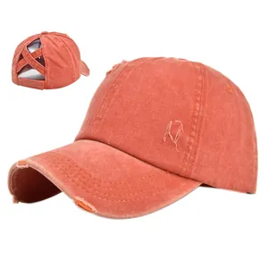 Détail de la casquette queue de cheval délavée avec dos élastique croisé en orange corail