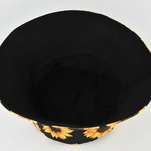 Vue détaillée du chapeau de soleil en coton avec motif tournesol et doublure noire