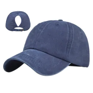 Casquette de baseball bleu marine délavée avec ouverture pour queue de cheval et boucle en métal