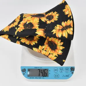 Détail du poids de 74,6g affiché sur une balance pour un chapeau bob à motif tournesol
