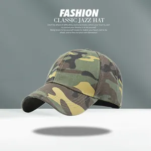 Gros plan sur la casquette de baseball camouflage avec motif forêt et visière courbée