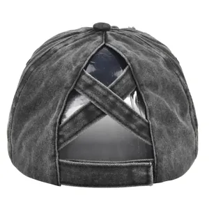 Détail de la casquette vintage pour queue de cheval avec sangles croisées à l'arrière