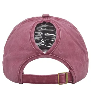 Détail de la casquette queue de cheval bordeaux délavée avec bandes croisées et boucle en métal