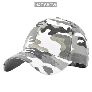 Détail de la couronne en maille respirante et du motif camouflage sur la casquette de baseball