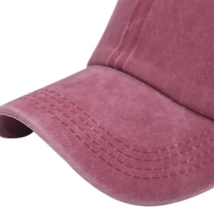Détails macro de la casquette vintage en coton lavé avec des coutures précises sur la visière