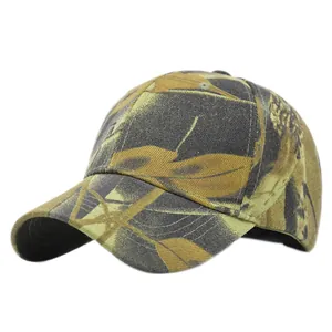 Vue détaillée du motif camouflage feuilles sur la casquette de baseball en coton