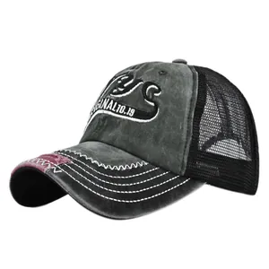 Seitenansicht der Vintage-Trucker-Cap in Grau mit 3D-NYC-Stickerei und Netzrücken