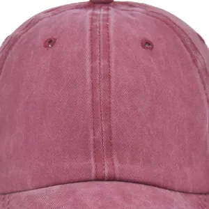 Détail de la casquette de baseball en coton délavé rouge foncé, texture et coutures