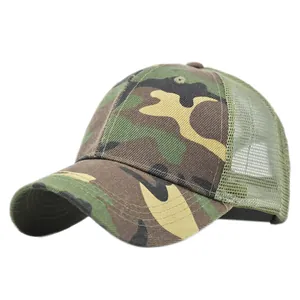 Gros plan détaillé du tissu camouflage forêt et du filet respirant sur la casquette