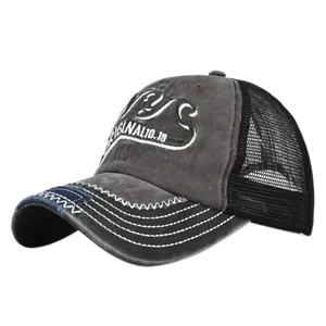 Detail der Vintage NYS 3D-Stickerei auf einer Mesh-Trucker-Cap aus gewaschener Baumwolle