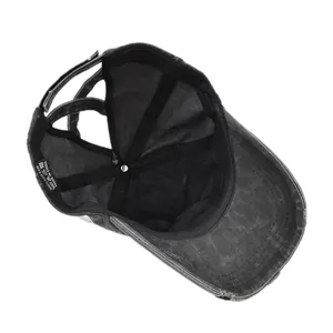 Détail de la casquette queue de cheval en coton avec bords usés et bande velcro