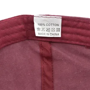 Détail intérieur d'une casquette bordeaux avec étiquette d'entretien 100% coton