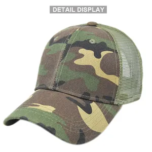 Détail de la casquette trucker camouflage avec filet respirant et visière courbée