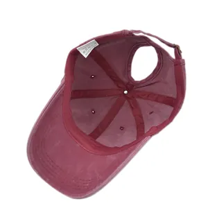 Détail de la casquette queue de cheval bordeaux montrant l'étiquette 100% coton
