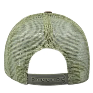 Vue détaillée du filet respirant vert armée et de la fermeture réglable de la casquette