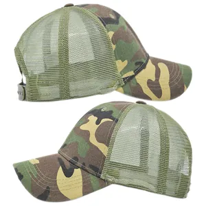 Détail de la casquette camouflage montrant les panneaux en maille et la fermeture réglable