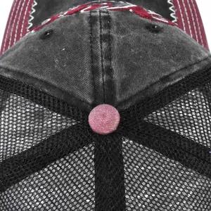 Detail der Vintage Trucker Cap mit grauem gewaschenem Canvas und weinrotem Netz mit Kontrastnähten