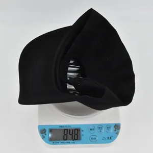 Detailed scale view showing the 84.8g weight of the black embroidered baseball cap