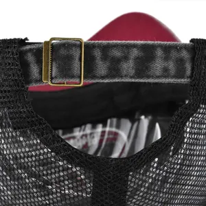 Makroaufnahme der Mesh-Baseballcap-Rückseite mit Metallschnalle und verstellbarem Band