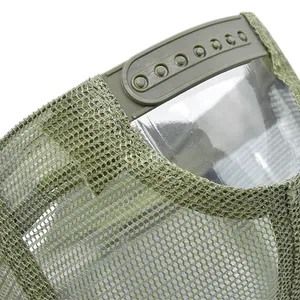 Détail de la fermeture à pression en plastique et du filet de la casquette camouflage