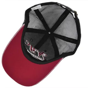 Detaillierte Innenansicht der Trucker-Cap mit Mesh-Rückseite und Qualitäsetikett