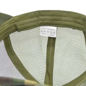 Vue détaillée de la doublure en maille polyester et de l'étiquette sur la casquette camouflage