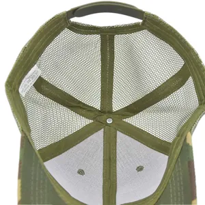 Vue intérieure de la casquette camouflage avec filet et sangle réglable à l'arrière
