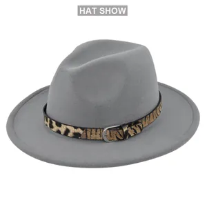 Dettaglio di un cappello fedora in lana grigia con cinturino in pelle leopardata e fibbia