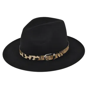 Dettaglio cappello fedora in lana nera con fascia leopardata alla moda e fibbia metallica