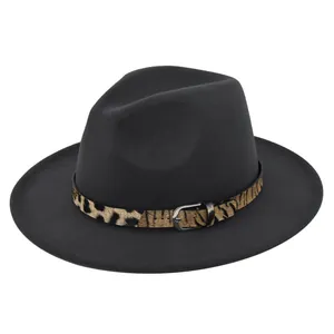 Dettaglio cappello in feltro di lana con fascia leopardata e fibbia argento lucido