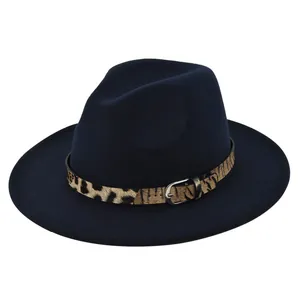 Dettaglio del cappello in feltro blu navy con fascia leopardata e fibbia in metallo