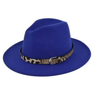 Dettaglio del cappello fedora in lana blu reale con fascia leopardata e fibbia in metallo