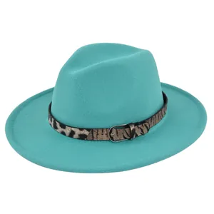 Dettaglio cappello fedora in lana turchese con cinturino in pelle leopardata e fibbia