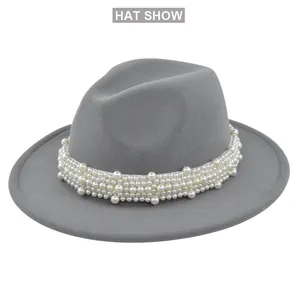 Vue détaillée du chapeau fedora en laine gris foncé avec bandeau élégant en perles