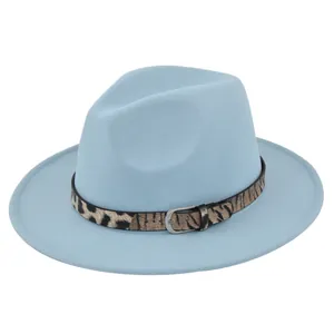 Dettaglio di un cappello fedora azzurro in lana con elegante cintura con stampa leopardata