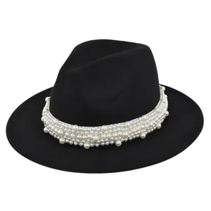Détail du chapeau fedora noir en laine avec bordure de perles blanches multicouches