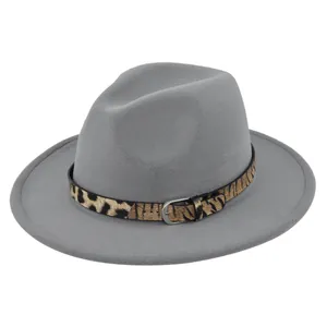 Dettaglio cappello fedora in lana grigia con cinturino leopardato e fibbia in argento