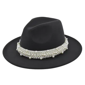 Détail de la bande de perles sur un chapeau fedora noir en feutre de laine à bord large