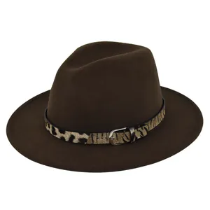 Dettaglio del cappello fedora in lana con fascia leopardata e fibbia in metallo
