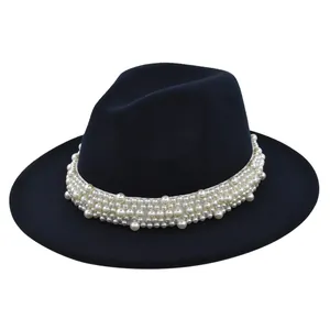 Détail du chapeau fedora en laine bleu marine avec un bandeau décoratif en perles