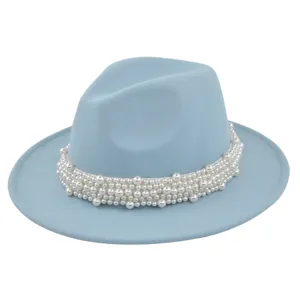 Vue détaillée d'un chapeau fedora bleu clair avec ruban décoratif élégant en perles
