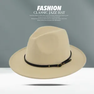 Λεπτομέρεια μπεζ καπέλου fedora με μαύρη δερμάτινη ζώνη και χρυσή μεταλλική αγκράφα