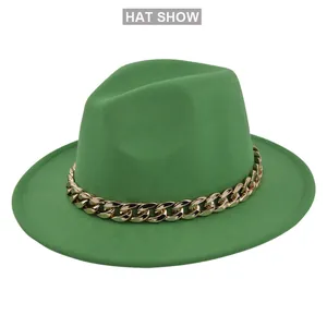 Vista dettagliata del cappello Fedora in feltro verde a tesa larga con catena d'oro