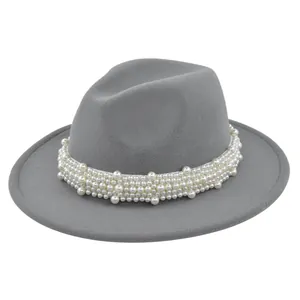 Détail d'un chapeau fedora en laine grise avec bandeau élégant en perles multicouches