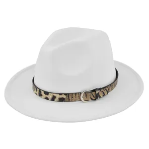 Dettaglio cappello fedora bianco con fascia leopardata e fibbia in metallo su feltro