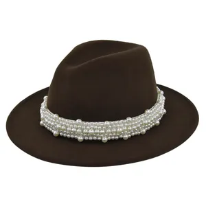 Détail de la bande décorative en perles sur le chapeau fedora en feutre de laine marron