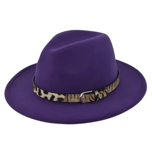 Dettaglio del cappello fedora in lana viola con fascia leopardata e fibbia metallica