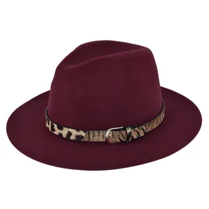 Dettaglio del cappello in feltro bordeaux con cintura leopardata e fibbia argento