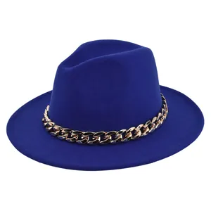 Dettaglio ravvicinato del cappello fedora in lana blu scuro con catena dorata spessa