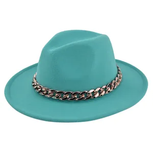 Dettaglio del cappello fedora blu tiffany con una catena in metallo oro rosa spessa